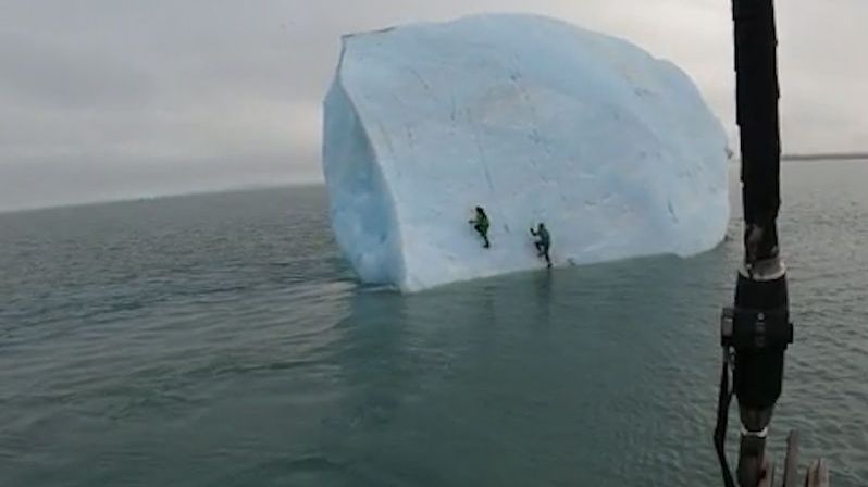 S dobrodruhy se převrátil ledovec, z videa mrazí